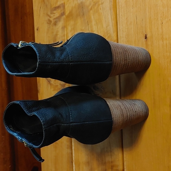 Women's Cole Haan Black Leather Ankle Boots 9B - Picture 3 of 13